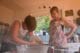 Suzy et Vivi sactivent en cuisine : Pendant plus dun mois de tournage, le catering doit lui aussi fonctionner !  Philippe Englebert